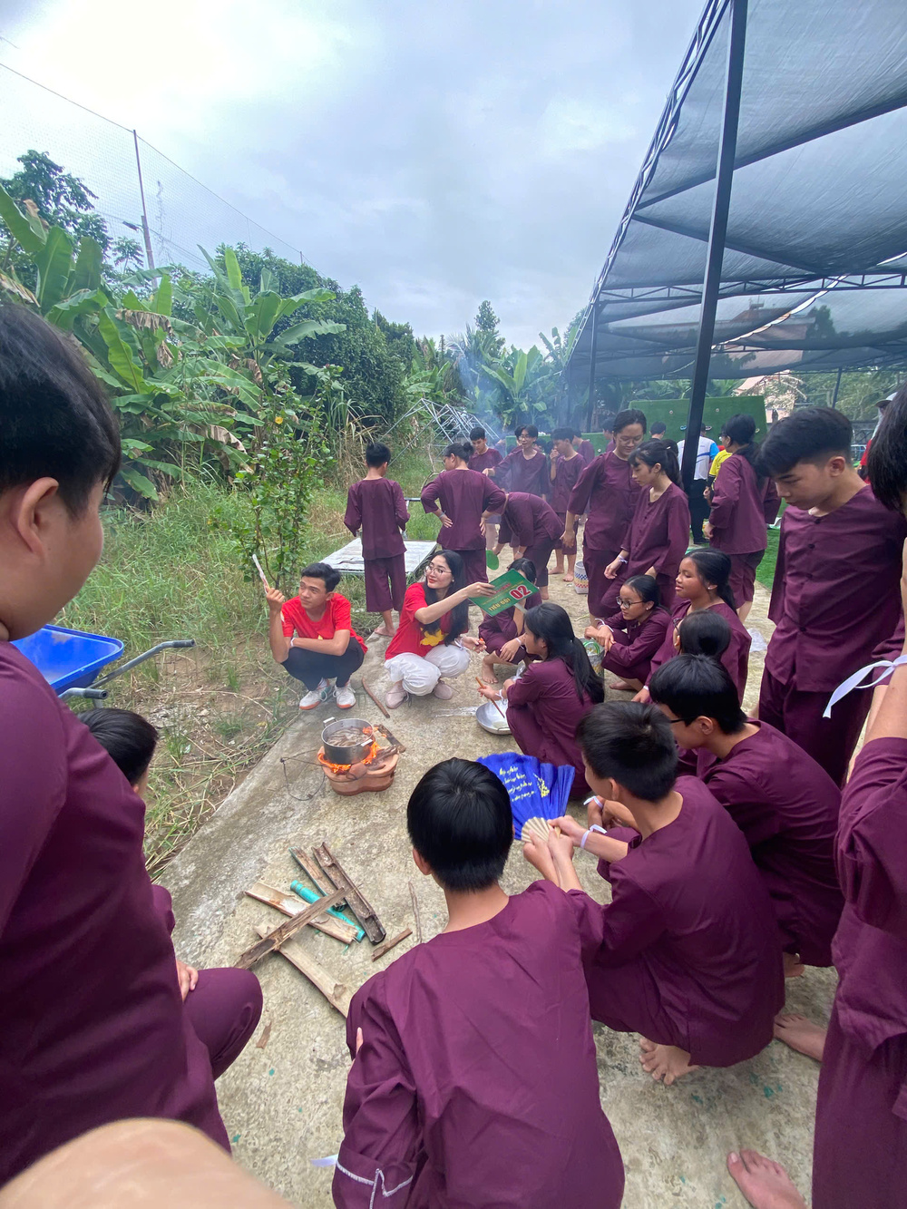 Mọi người cùng chờ thành phẩm món ăn làm ra và thưởng thức!